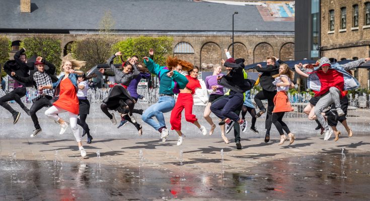 Drinks brand innocent is using experiential marketing to show consumers how to live on the bright side, by bringing the brand’s latest Super Smoothie ad to life in London and Manchester with a live dance performance.